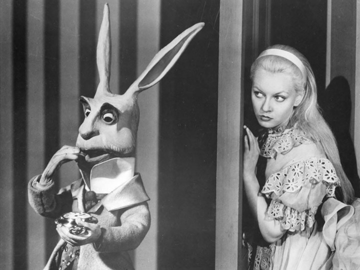 Alice Au Pays des Merveilles（1949 年），由 Lou Bunin Productions 提供。